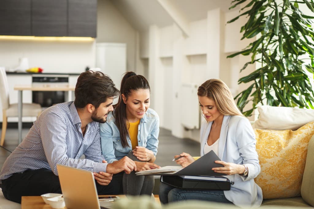Arecibo BNPL aggregator — customers reviewing transparent financing terms with a partner lender